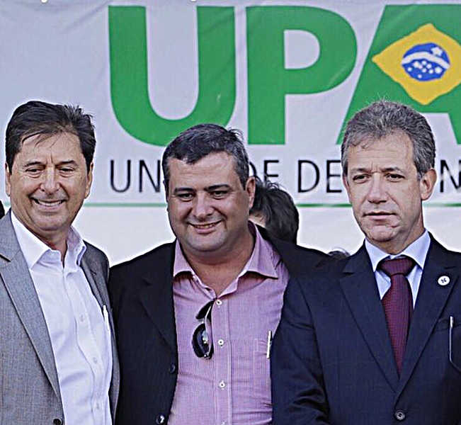 eduardo-trindade Eduardo Trindade (centro) aparece ao lado do ex-prefeito de Aparecida Maguito Vilela (esquerda) e o ex-ministro da Saúde Arthur Chioro (direita) na inauguração da UPA Buriti Sereno, em 2015 | Foto: Divulgação