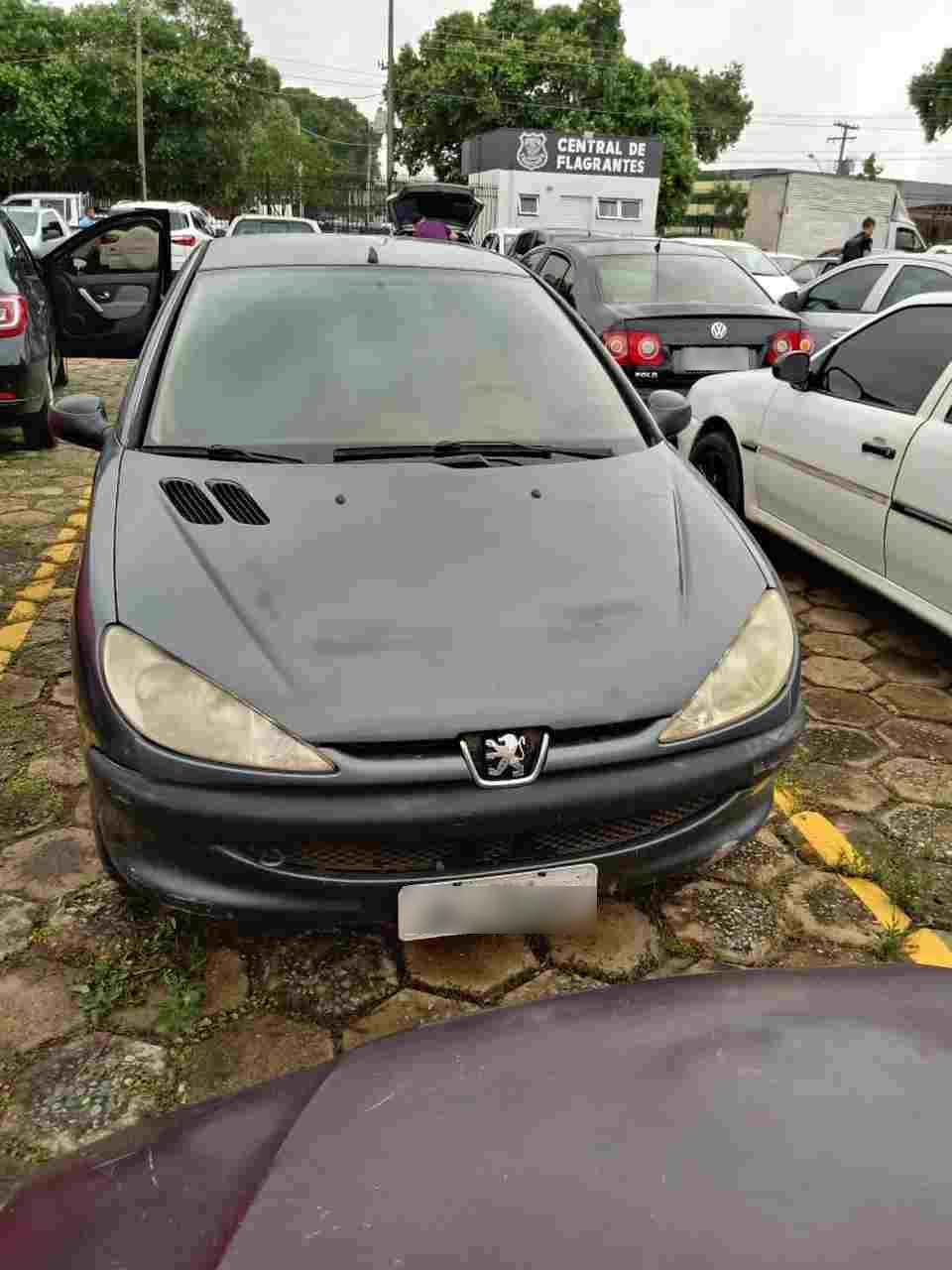 Menores com Peugeot assaltam fujioka reféns