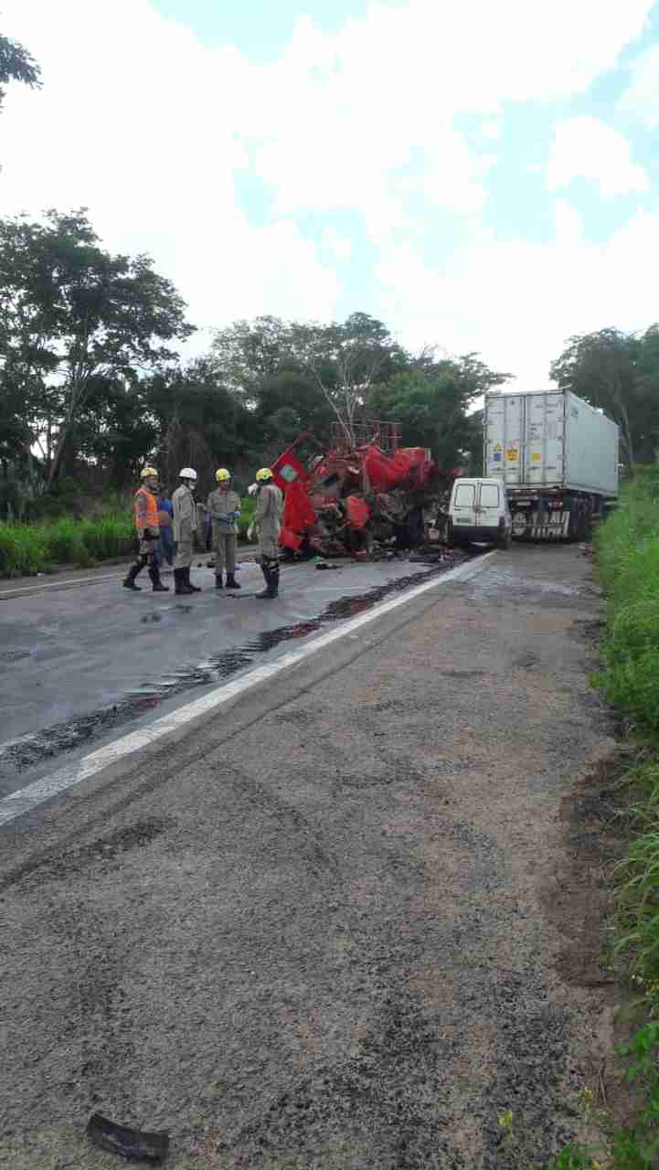Caminhões bateram de frente | Foto: divulgação