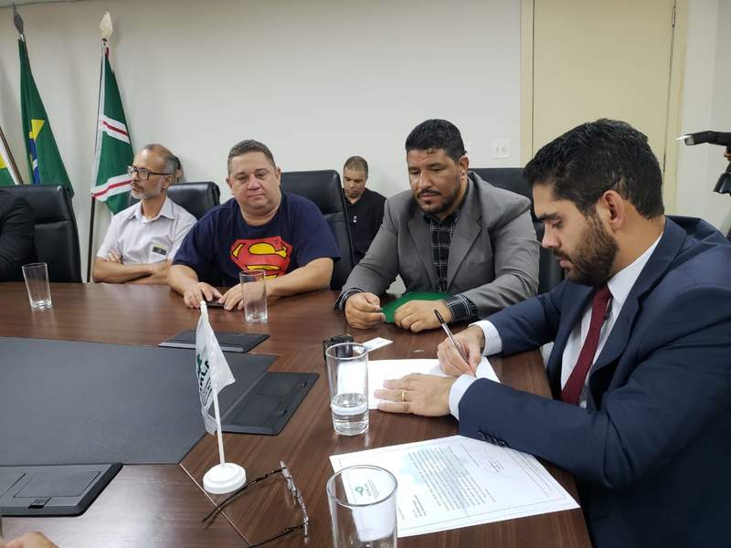 Na foto, o ex-comandante geral da PM Sílvio Benedito, o presidente da Acirlag Maione Padeiro e o vice-governador de Goiás Lincoln Tejota (Pros) em reunião no Palácio Pedro Ludovico | Foto: Folha Z