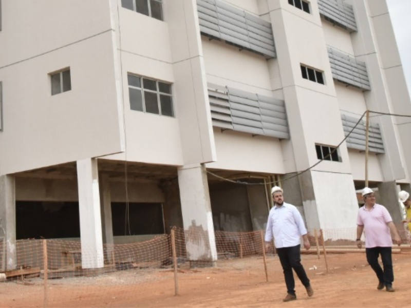 Prefeito de Aparecida Gustavo Mendanha (MDB) e seu secretário da Fazenda, André Rosa, vistoriam obra do no novo Paço Municipal | Foto: Jhonney Macena