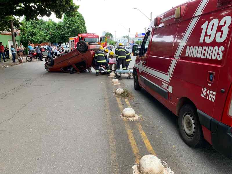 Bombeiros socorrem vítima que acabara de capotar carro no Setor Bueno | Foto: CBMGO