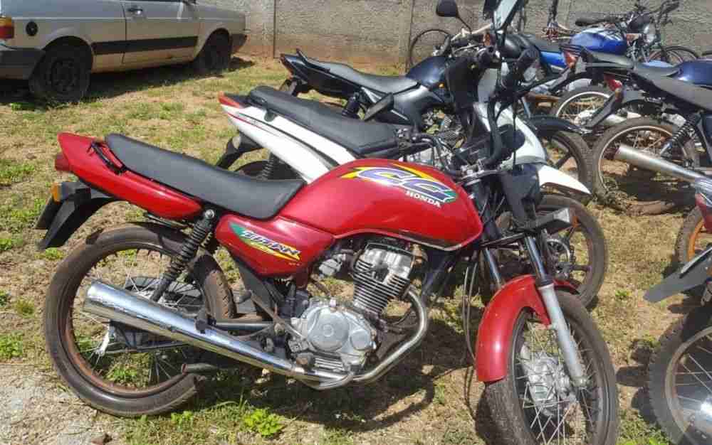 Ladrão de motos faz sinal da cruz
