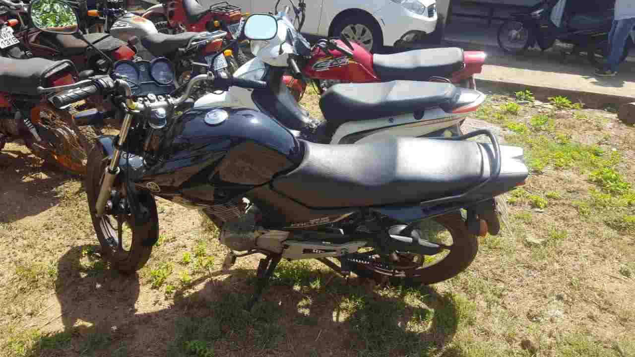 Ladrão de moto faz sinal da cruz
