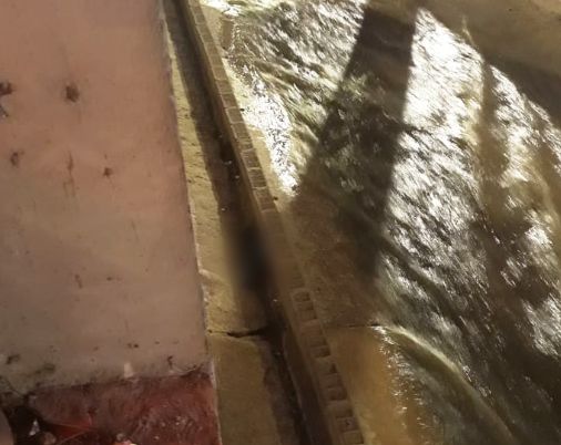 Perna do jovem caiu às margens do Córrego Botafogo após acidente na marginal | Foto: Leitor / Folha Z