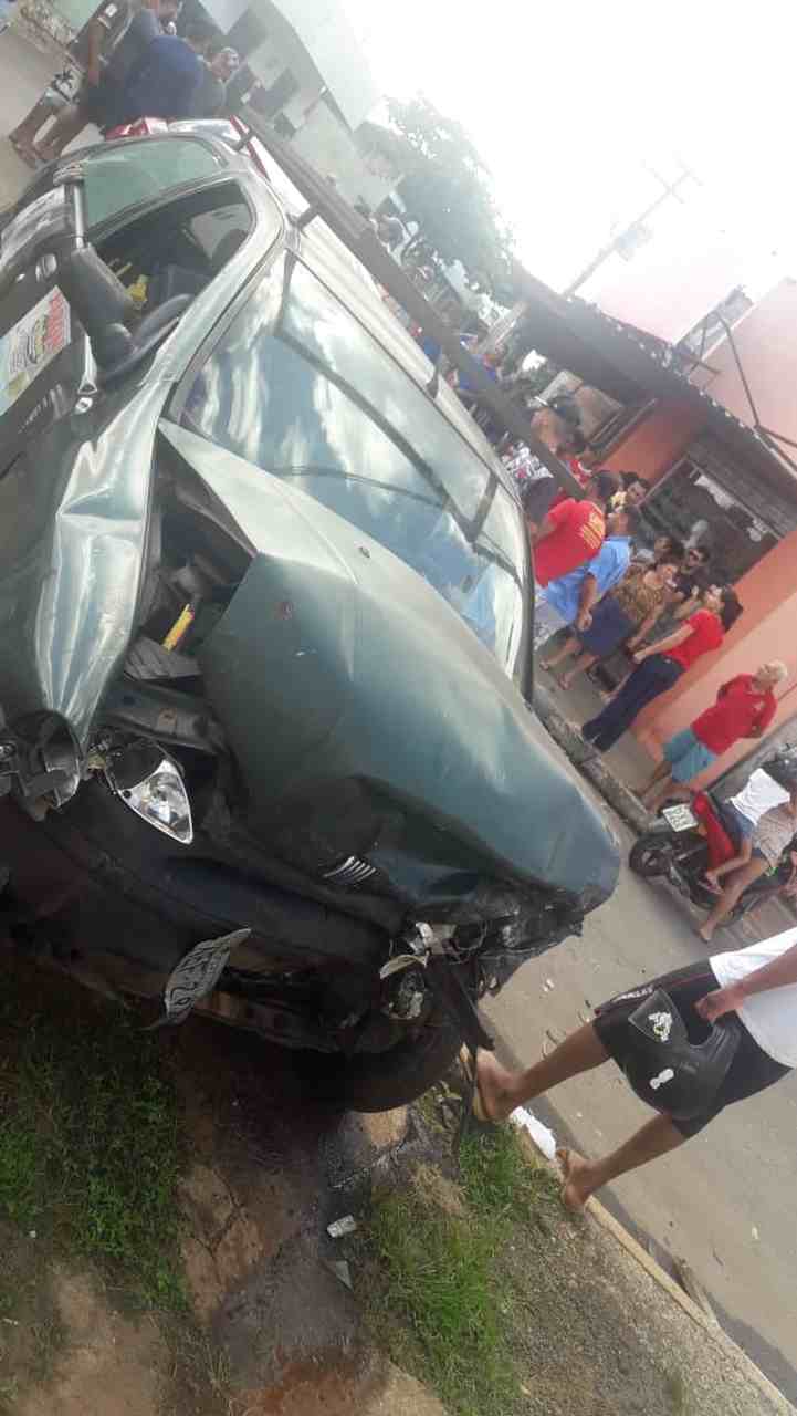 Carros batem de frente grave acidente Jd Tiradentes Aparecida