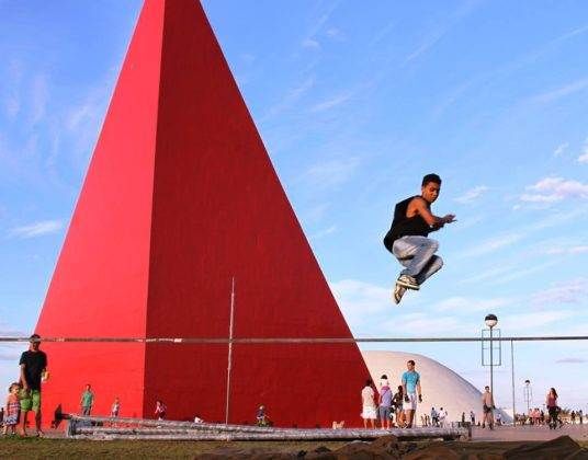 Centro Cultural Oscar Niemeyer é palco frequente para os adeptos do Slackline | Foto: Divulgação/GoSlack