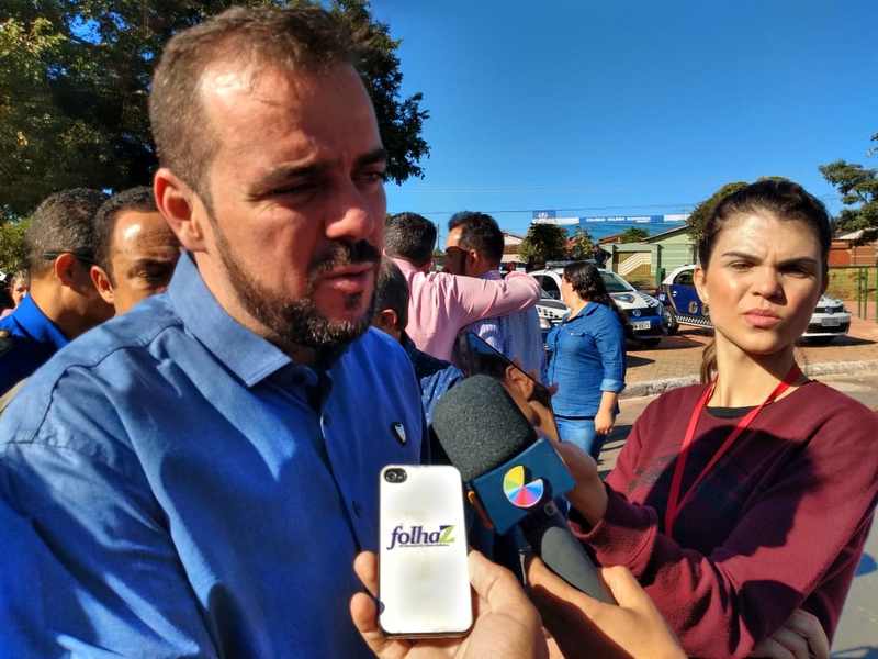Com inflamação de garganta, prefeito Gustavo Mendanha fala durante solenidade de entrega de 15 novas viaturas para a GCM de Aparecida | Foto: Folha Z