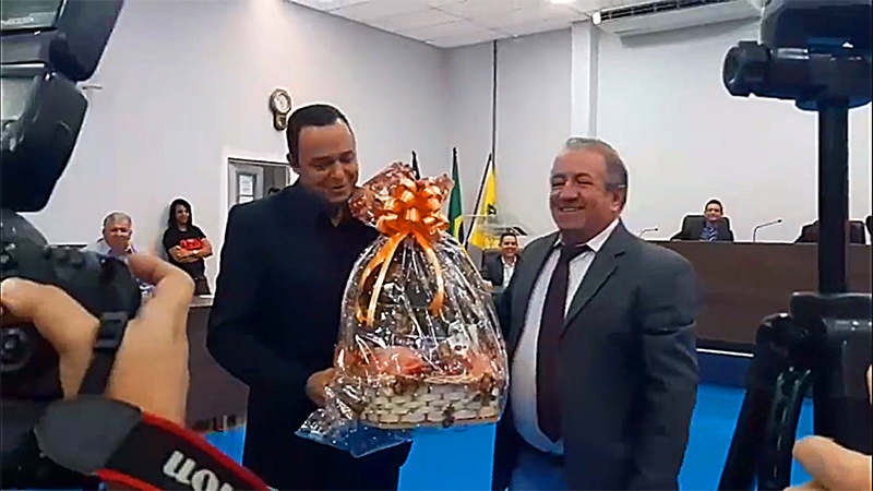 Presidente da Câmara de Aparecida, Vilmar Mariano, entrega presente de Dia dos Namorados para Arnaldo Leite em sessão