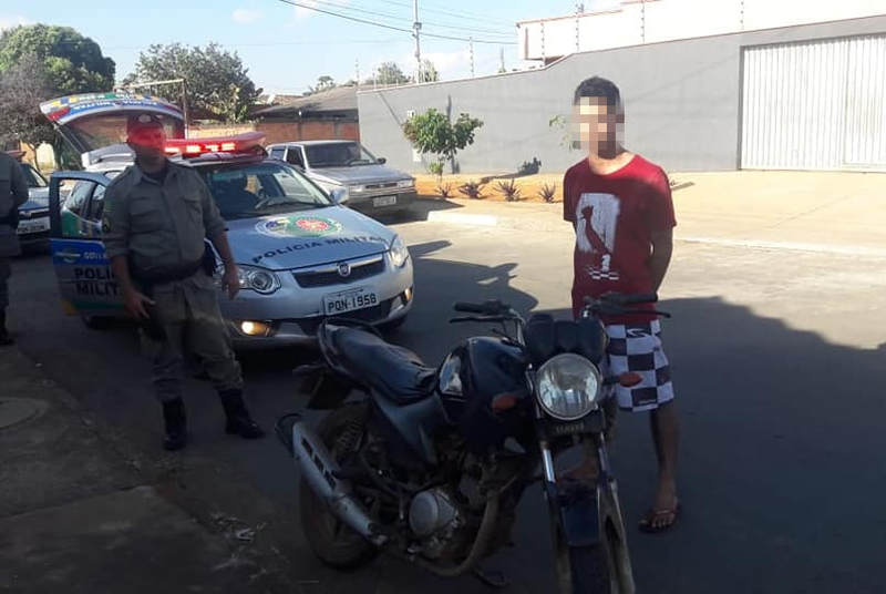 Equipes do 8° BPM prenderam um indivíduo que conduzia uma motocicleta com registro furto no Jardim Riviera | Foto: Divulgação / PM