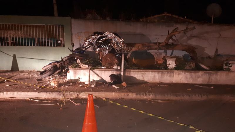 Motociclista Samuel Tavares trafegava pela Avenida C-6, sentido Castelo Branco, quando subiu na calçada da via e bateu contra o muro de uma casa | Foto: Divulgação/Dict