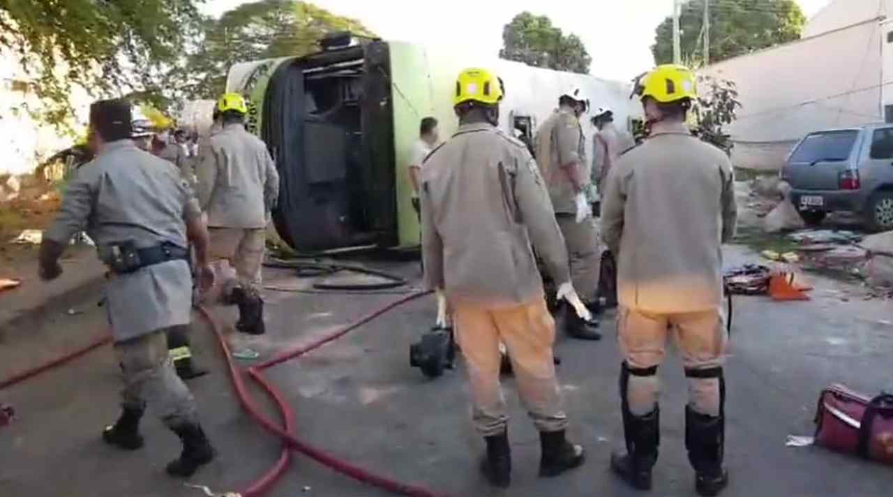 Grave acidente ônibus caminhão