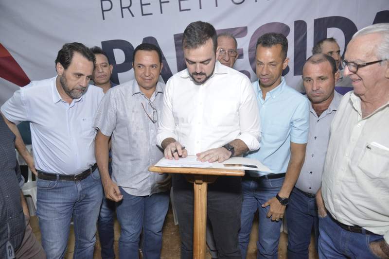Ordem de serviço para execução das obras de asfalto no Conde dos Arcos foi assinada nesta quarta-feira, 14, pelo prefeito Gustavo Mendanha | Fotos: Wigor Vieira