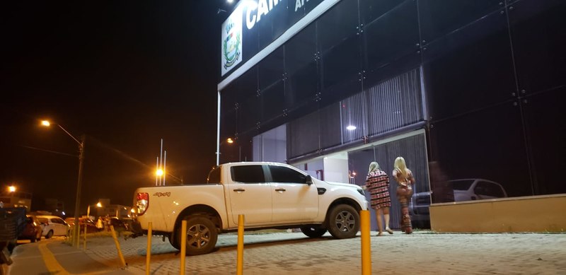 picape estacionada em cima da calçada, na entrada principal da Câmara de Aparecida