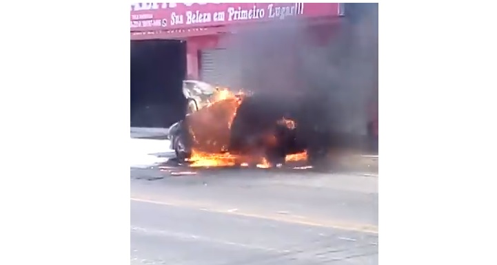 Carro pega fogo no meio da rua na Igualdade em Aparecida