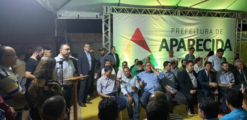 Vereador André Fortaleza (PRTB) acabou discursando em nome da Câmara na ausência do presidente | Foto: Folha Z