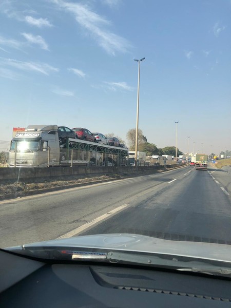Perímetro urbano da BR-153 travou depois que uma carreta apresentou problemas mecânicos no viaduto com a GO-020 na manhã desta segunda, 2 | Foto: Aulus Rincon / Goiânia Urgente
