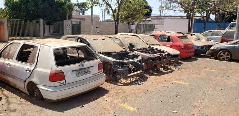 Delegacias da PC no Centro de Aparecida viraram cemitério de carros | Foto: Folha Z
