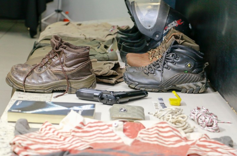 Armas, roupas e apetrechos usados pelo criminoso em dezenas de estupros diferentes | Foto: Divulgação / PCGO