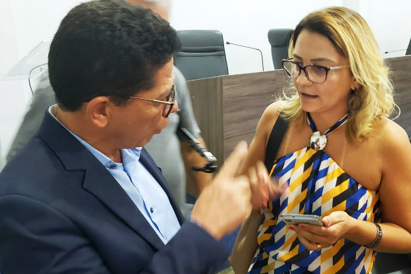 Enviada do Executivo na sessão, a superintendente de receitas da Secretaria Municipal da Fazenda, Ana Paula Vilela, conversa com o vereador Nascimento | Foto: Folha Z