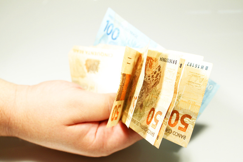 Metade dos brasileiros sobrevive com R$ 413 mensais, em média, enquanto a classe rica recebe 40 vezes mais | Foto: Marcos Santos/USP Imagens