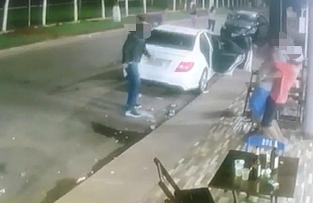 Atirador é contido e agredido por familiares da vítima | Foto: Reprodução