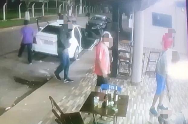 Agressor foi até o próprio carro, pegou uma arma de fogo, e disparou contra Ezequiel na frente de todas as pessoas | Foto: Reprodução