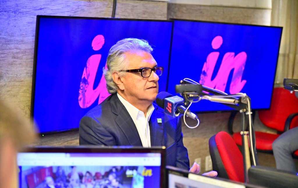 Governador Ronaldo Caiado deu entrevista ao vivo, no programa “Falando Sério”, da rádio Interativa FM, na manhã desta terça, 1º | Foto: Hegon Correa