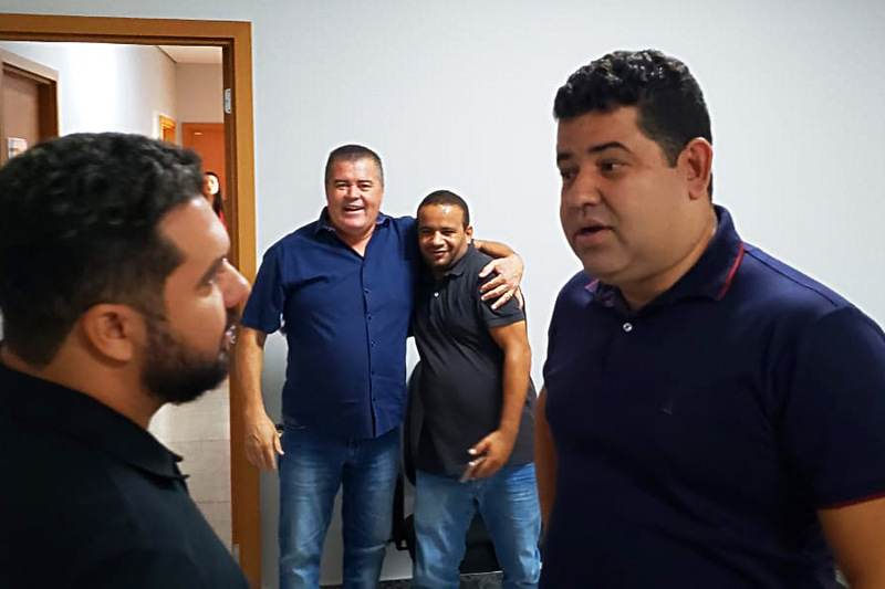 Presidente da Aparecidense, Elvis Mendes, e o diretor de futebol Cocá estiveram no Paço Municipal nesta terça, 29 | Foto: Folha Z