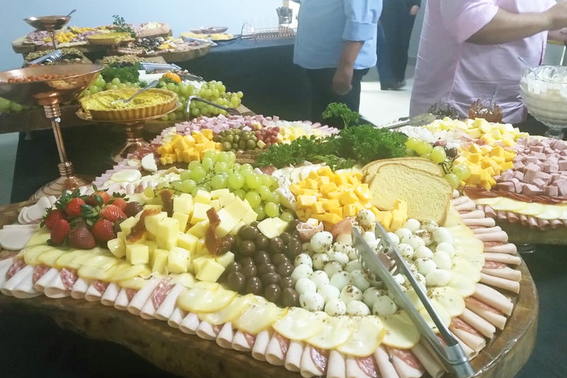 Mesa de canapés incluía tábua de frios, frutas, tortas e culinária árabe | Foto: Folha Z