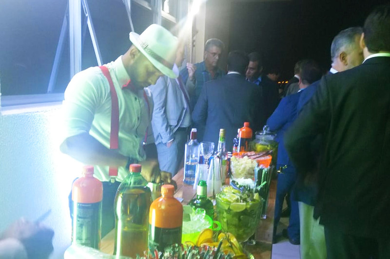 Barman, trajando chapéu, suspensório e gravata borboleta, foi contratado para preparar drinks no evento | Foto: Folha Z
