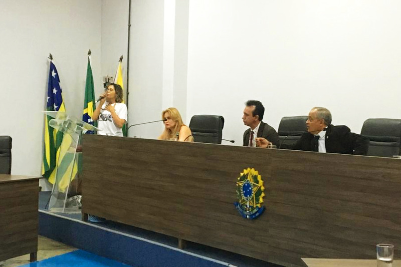 Integrante do Comando de Luta e da Comissão de Educação, Professora Solange fala no plenário da Câmara | Foto: Folha Z