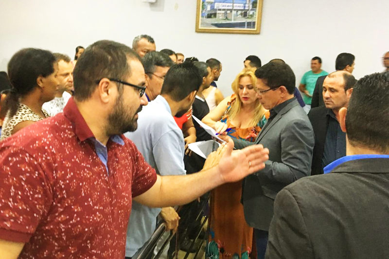 Valéria Pettersen e vereador Nascimento falam com membros da categoria | Foto: Folha Z