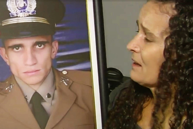 Recompensa de R$ 5 mil é oferecida para quem tiver informações que ajudem a identificar o autor do assassinato do soldado da PM Walisson Miranda. Na imagem, mãe de Walisson pede esclarecimentos sobre a morte do filho | Foto: Reprodução / TV Anhanguera