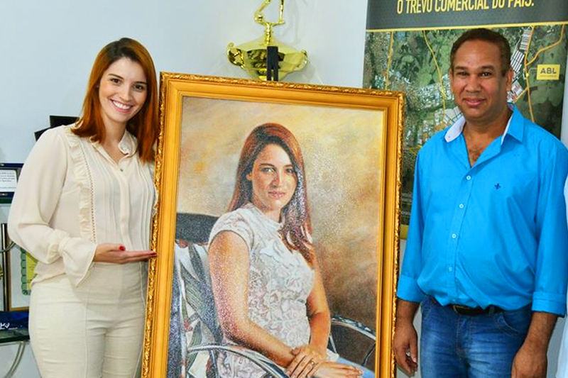 Artista Josimar Barbosa pinta retrato da 1ª dama Mayara Mendanha | Foto: Jhonney Macena