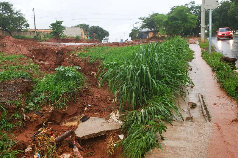 Cratera de deslizamento se forma ao lado da avenida | Foto: Folha Z