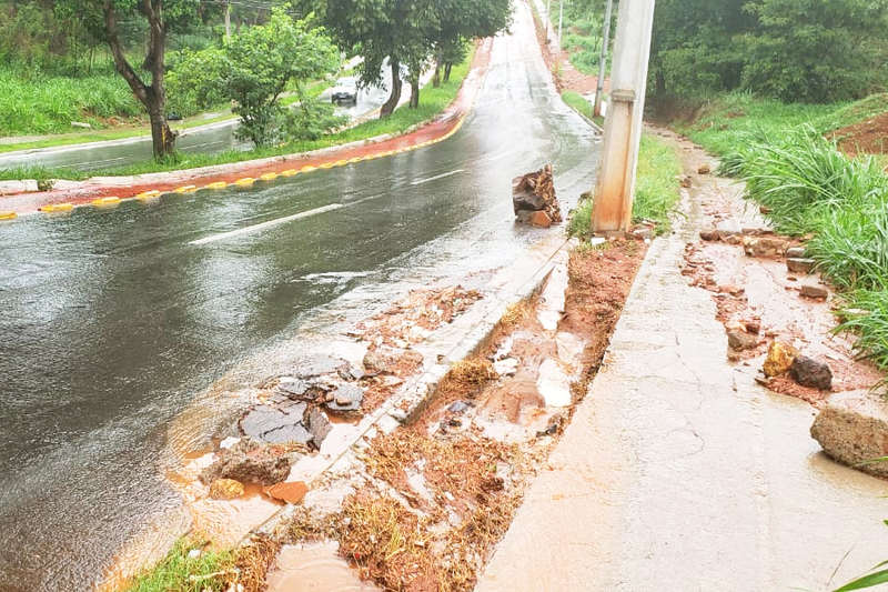Após chuva, barro e lama invadem importante avenida de Aparecida