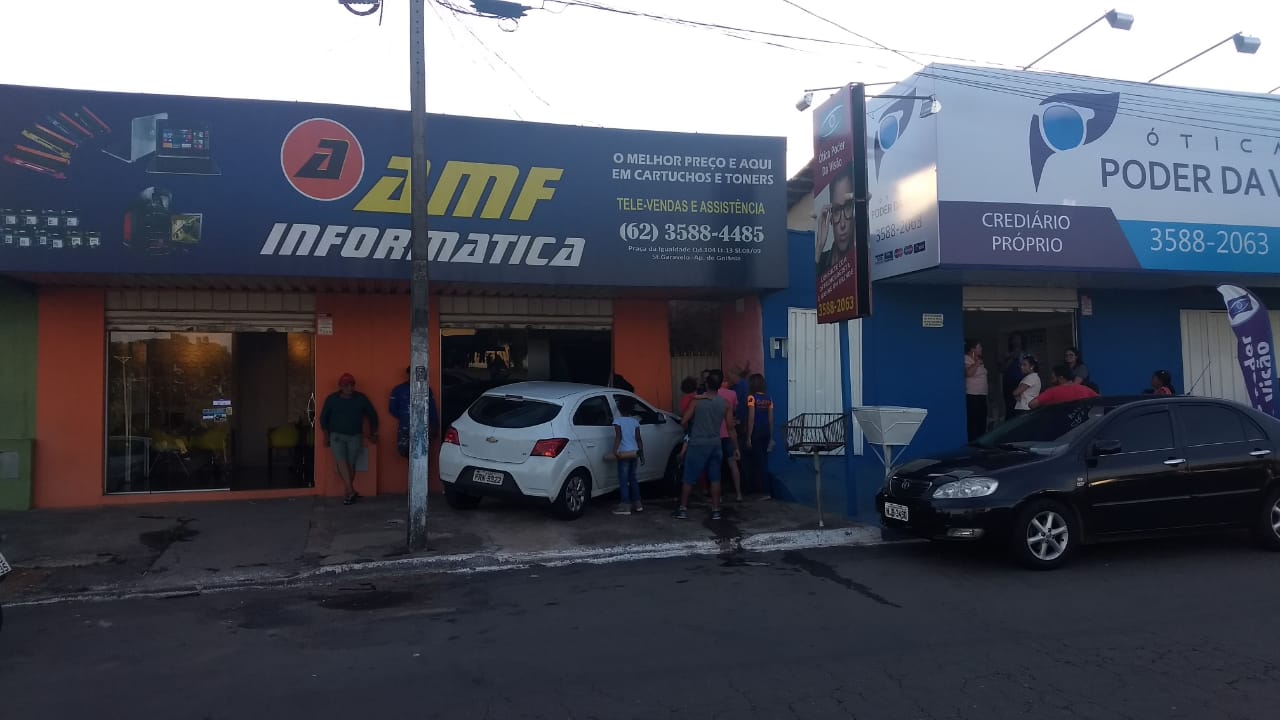 carro desgovernado em Aparecida