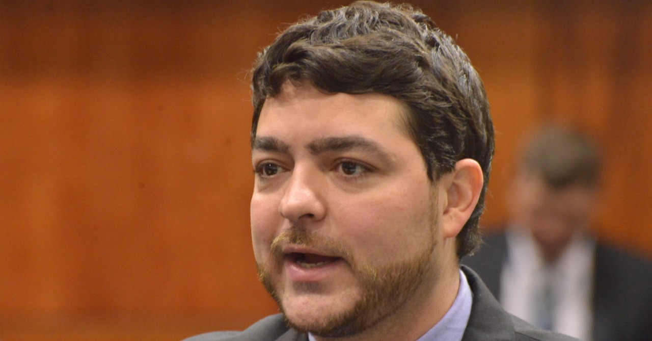 Henrique Arantes (MDB) subiu à tribuna para reclamar das críticas recorrentes às solenidades de entregas de medalhas e diplomas na Assembleia Legislativa | Foto: divulgação