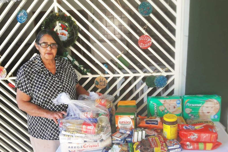 Tia Genide recebendo donativos | Foto: Arquivo Pessoal
