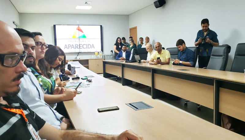 Gustavo Mendanha recebeu cerca de 20 jornalistas na sala de reuniões anexa ao seu gabinete na Cidade Administrativa | Foto: Folha Z
