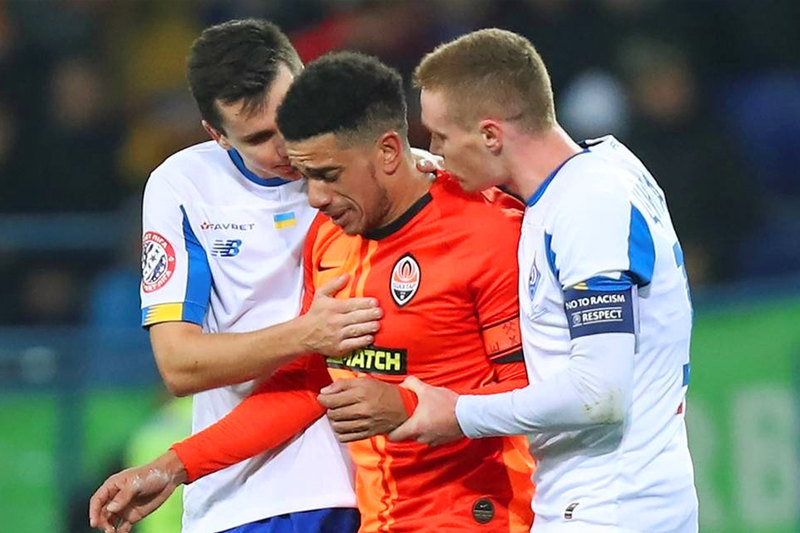 Atacante brasileiro Taison saiu de campo chorando após ser alvo de racismo no jogo do Shakhtar Donetsk contra o Dínamo de Kiev neste domingo,10, no campeonato de futebol ucraniano | Foto: Reprodução