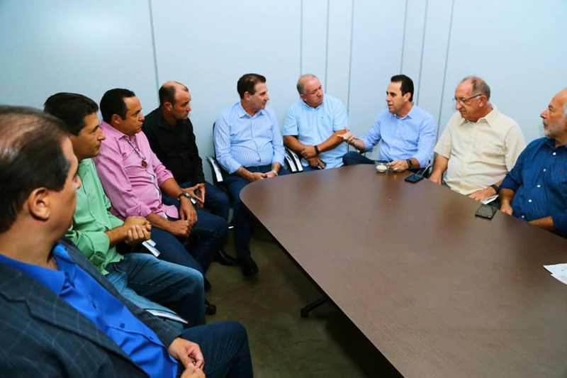 Secretários municipais e de uma comitiva de vereadores receberam Vanderlan em Aparecida | Foto: Divulgação / Assessoria