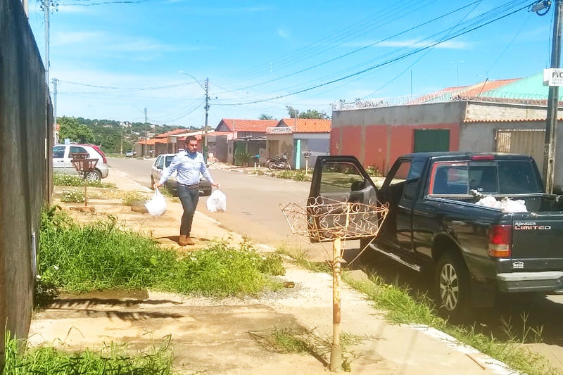 Diretor de Resíduos Sólidos Sávio Calaça recolhe lixo no Jardim Riviera | Foto: Leitor / Folha Z