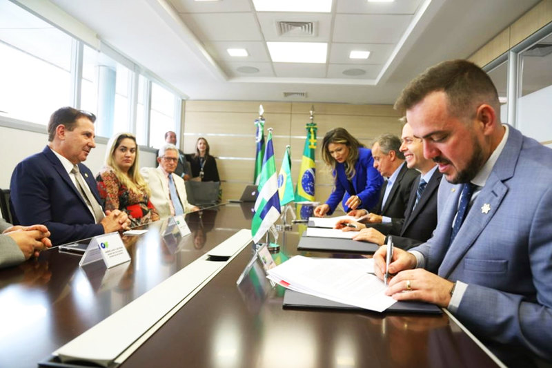 Prefeito Gustavo Mendanha e senador Vanderlan Cardoso na assinatura do empréstimo em Brasília | Foto: Lindomar Gomes