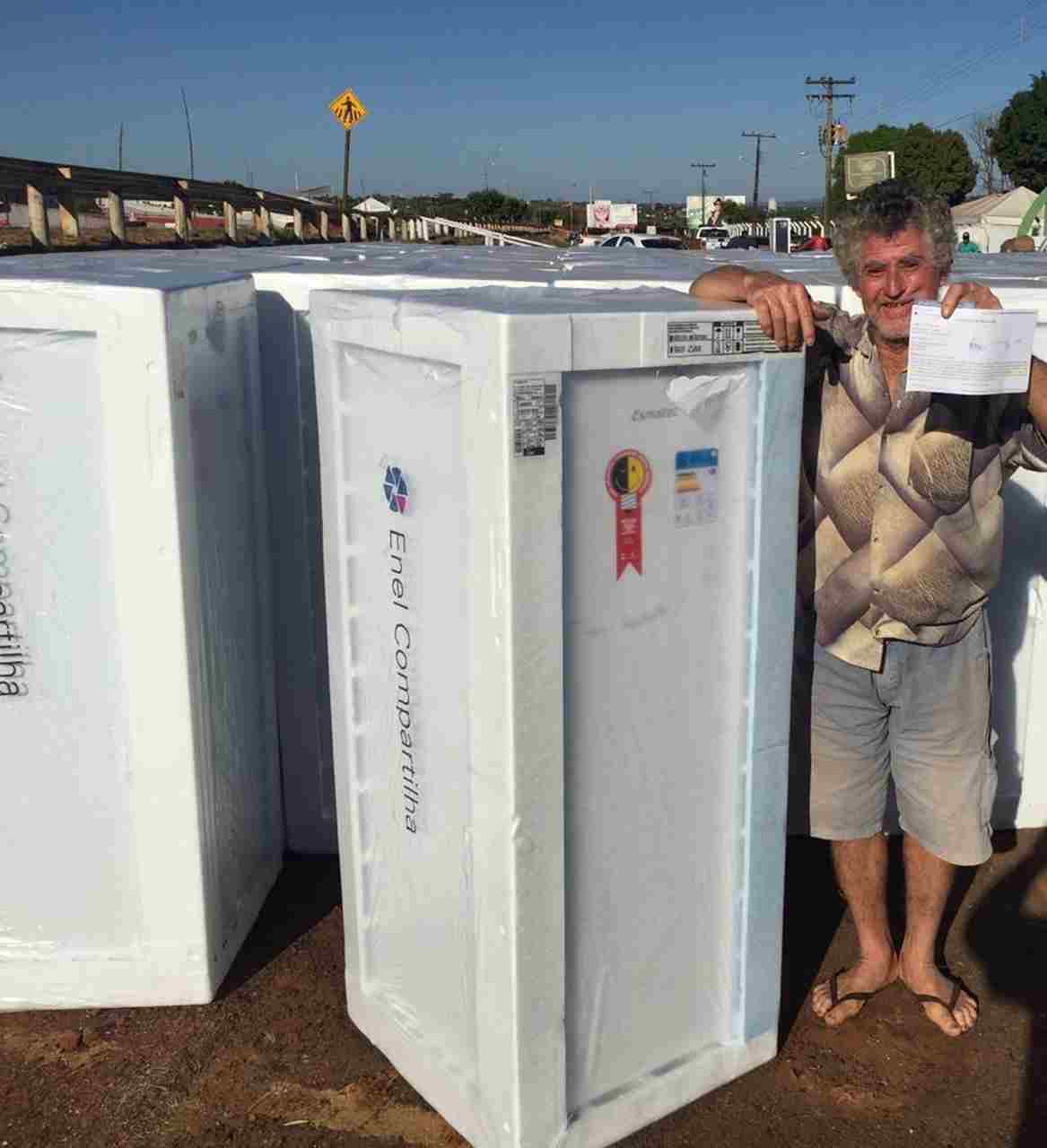morador recebe geladeira da Enel
