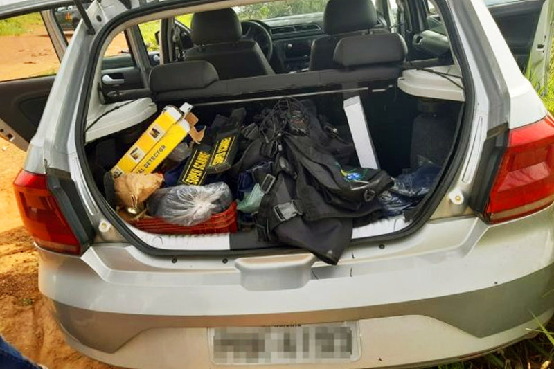 Após confronto no Jardim dos Ipês, PM apreendeu carro roubado de uma empresa de segurança, armas e munições | Foto: Divulgação / PMGO