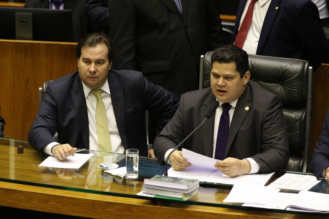 O Presidente do Congresso, Davi Alcolumbre, acompanhado do presidente da Câmara, Rodrigo Maia, preside sessão do Congresso Nacional