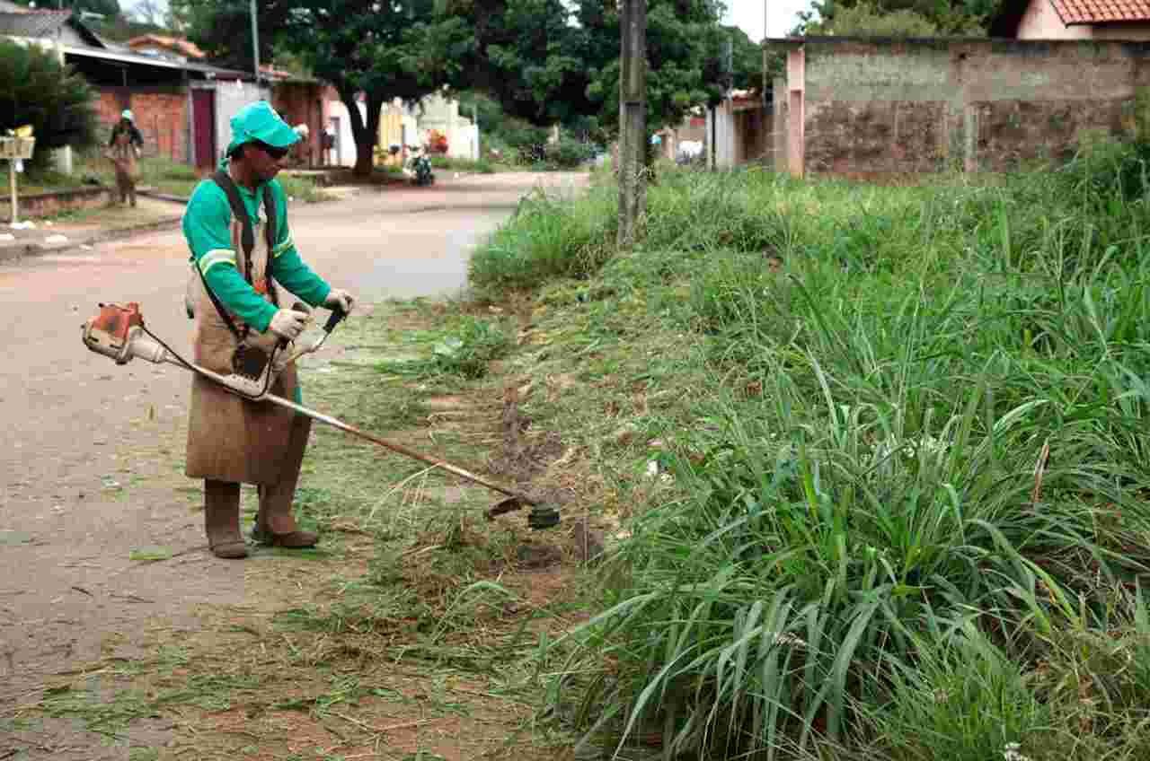 roçagem lote Prefeitura em ação
