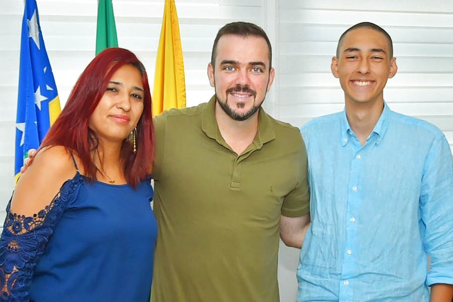 Prefeito Gustavo Mendanha recebeu o jovem Mateus Marzola e a mãe no seu gabinete nessa 3ª feira (4) | Foto: Reprodução